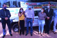 Vereadora Ilmarli representa deputada Rosa Neide e entrega micro-ônibus para a Secretaria de Saúde