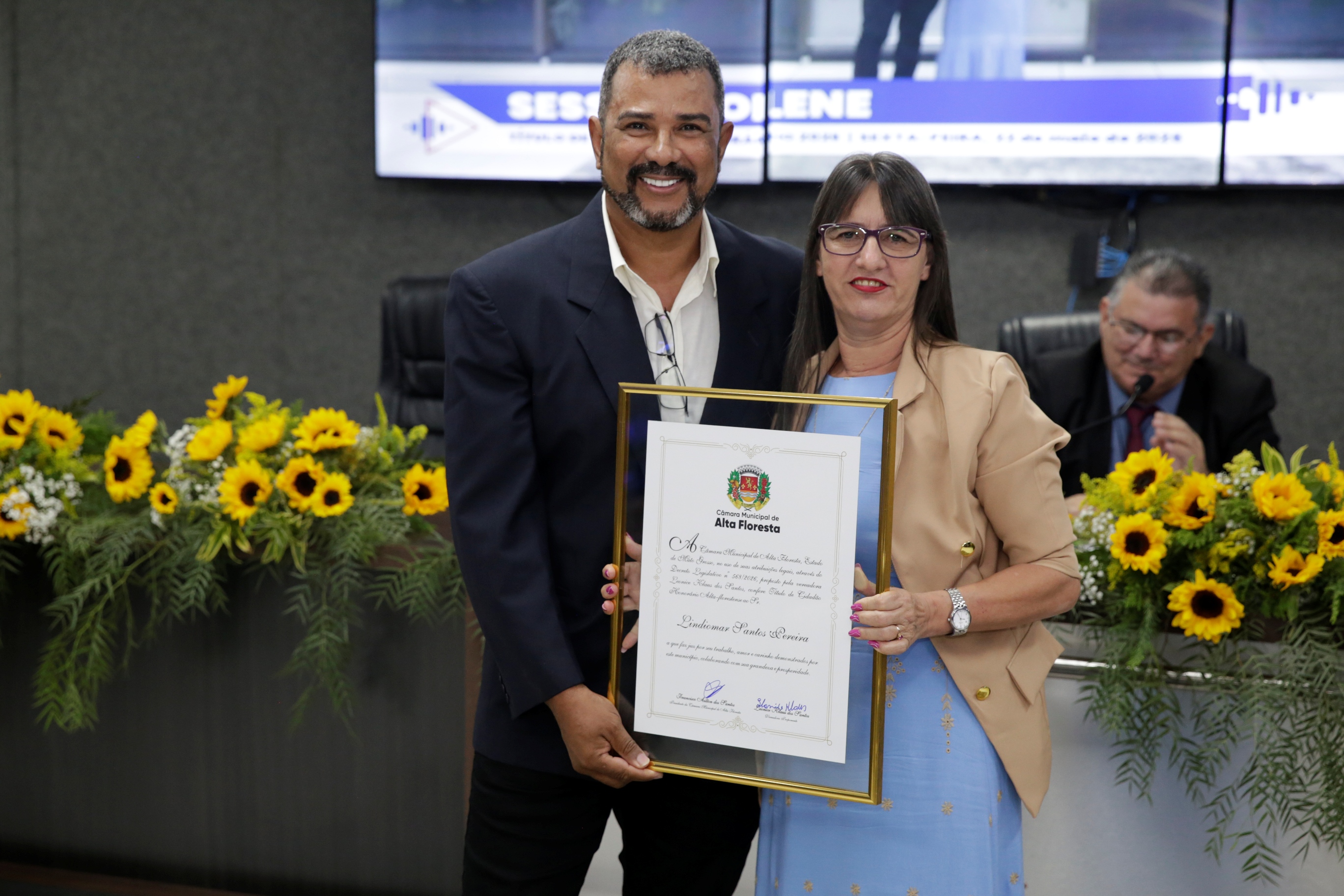 Vereadora Leonice Klaus entrega Título de Cidadão Honorário a educador e investigador em Alta Floresta