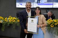 Vereadora Leonice Klaus entrega Título de Cidadão Honorário a educador e investigador em Alta Floresta
