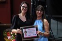 Vereadora Leonice Klaus homenageia Juliana Gamba do Nascimento Silva com Prêmio Mulher Destaque