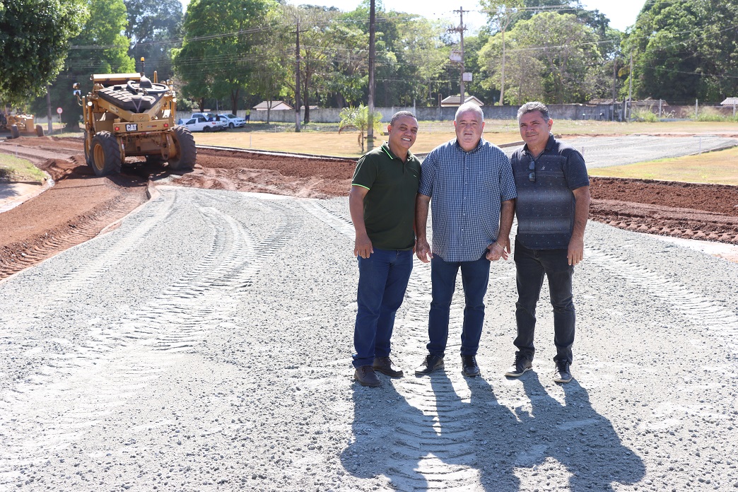 Vereadores acompanham obras de reciclagem do asfalto da Perimetral Rogério Silva