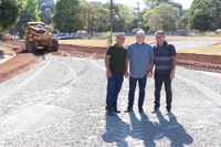 Vereadores acompanham obras de reciclagem do asfalto da Perimetral Rogério Silva