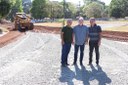 Vereadores acompanham obras de reciclagem do asfalto da Perimetral Rogério Silva