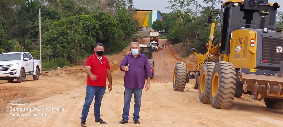 Vereadores e Prefeito acompanham pavimentação da Avenida Vila Nova