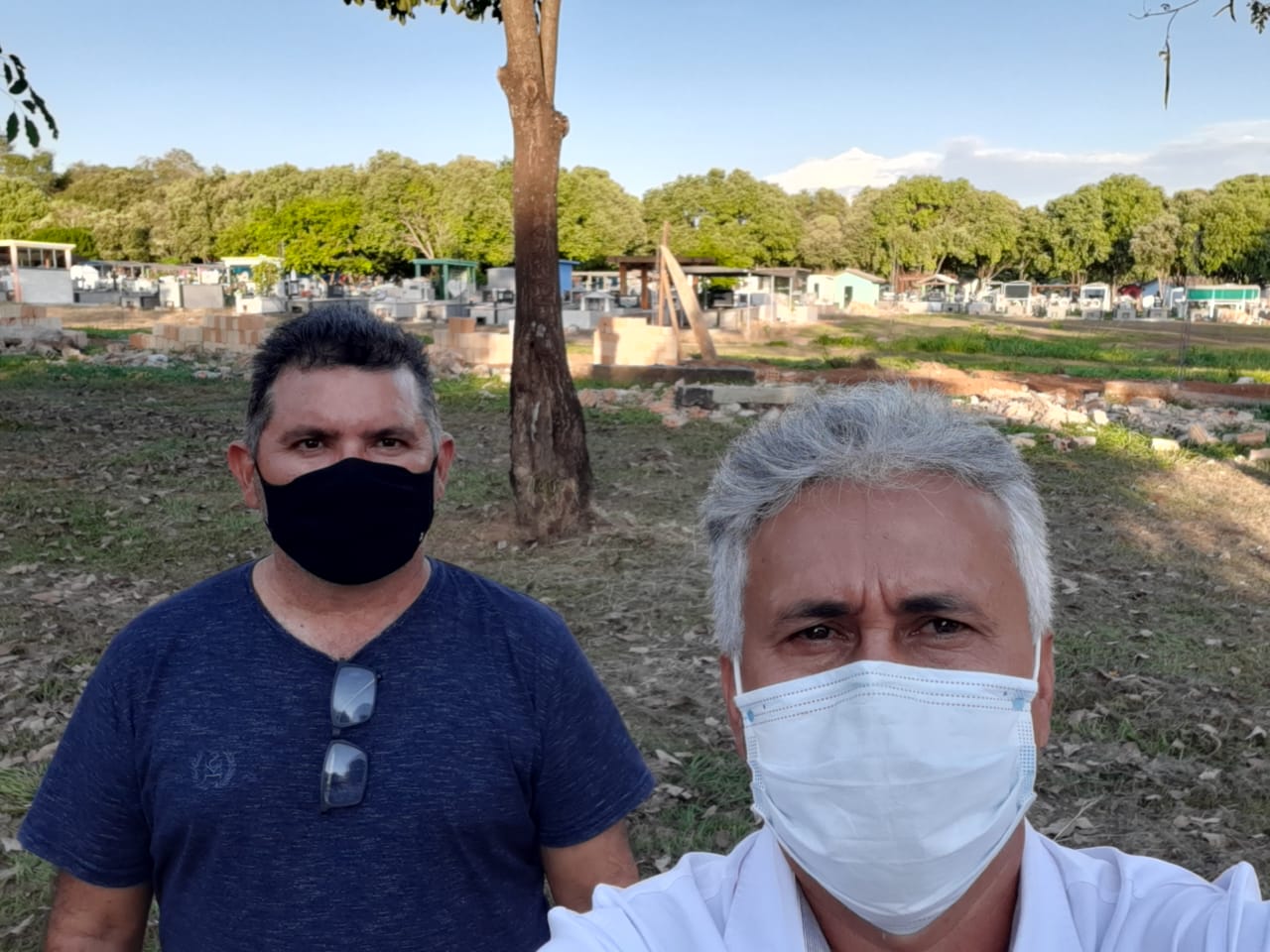 Vereadores Naldo e Ailton vistoriam construção do muro no Cemitério Jardim da Saudade