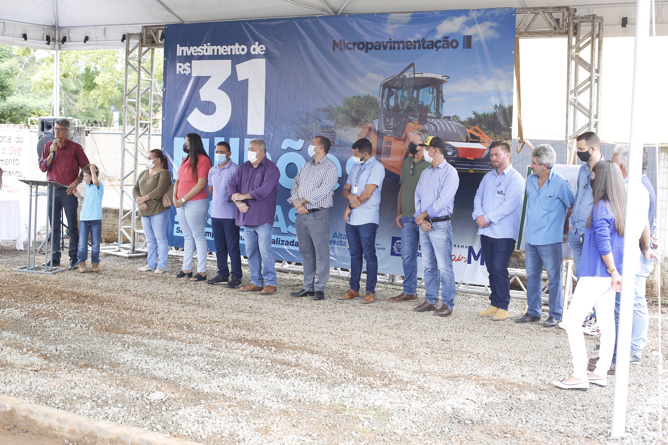 Vereadores participam da assinatura da ordem de serviço para a obra de microrrevestimento em 249 ruas e avenidas