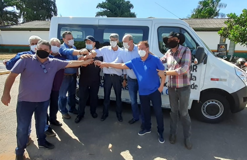 Vereadores participam de entrega de Van para o Centro Especializado em Reabilitação