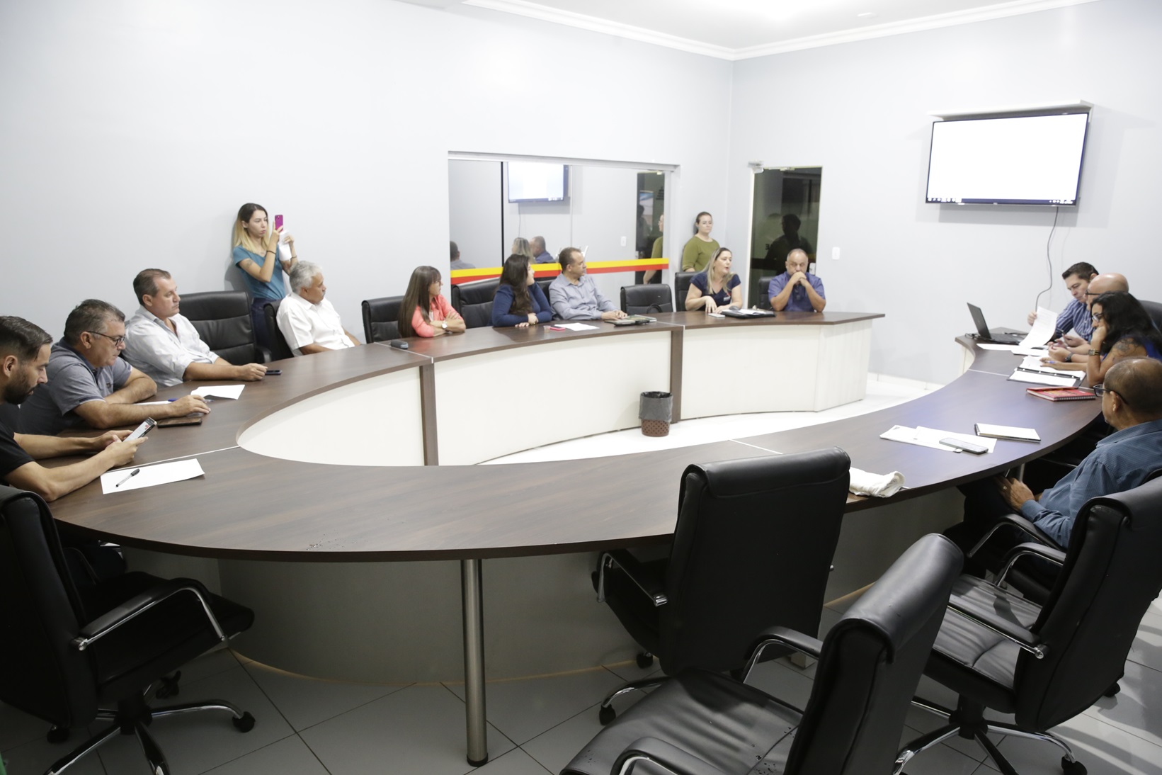 Vereadores se reúnem com a presidente da AGER Sinop para discutir sobre projeto de lei que autoriza convênio com o município