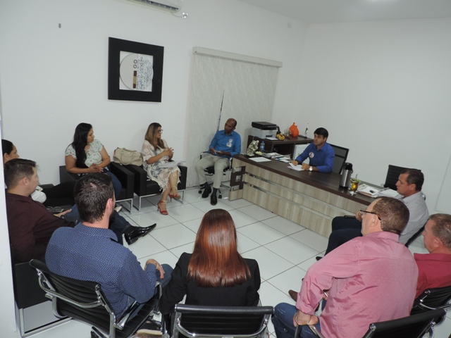 Vereadores se reúnem com a Secretária de Educação