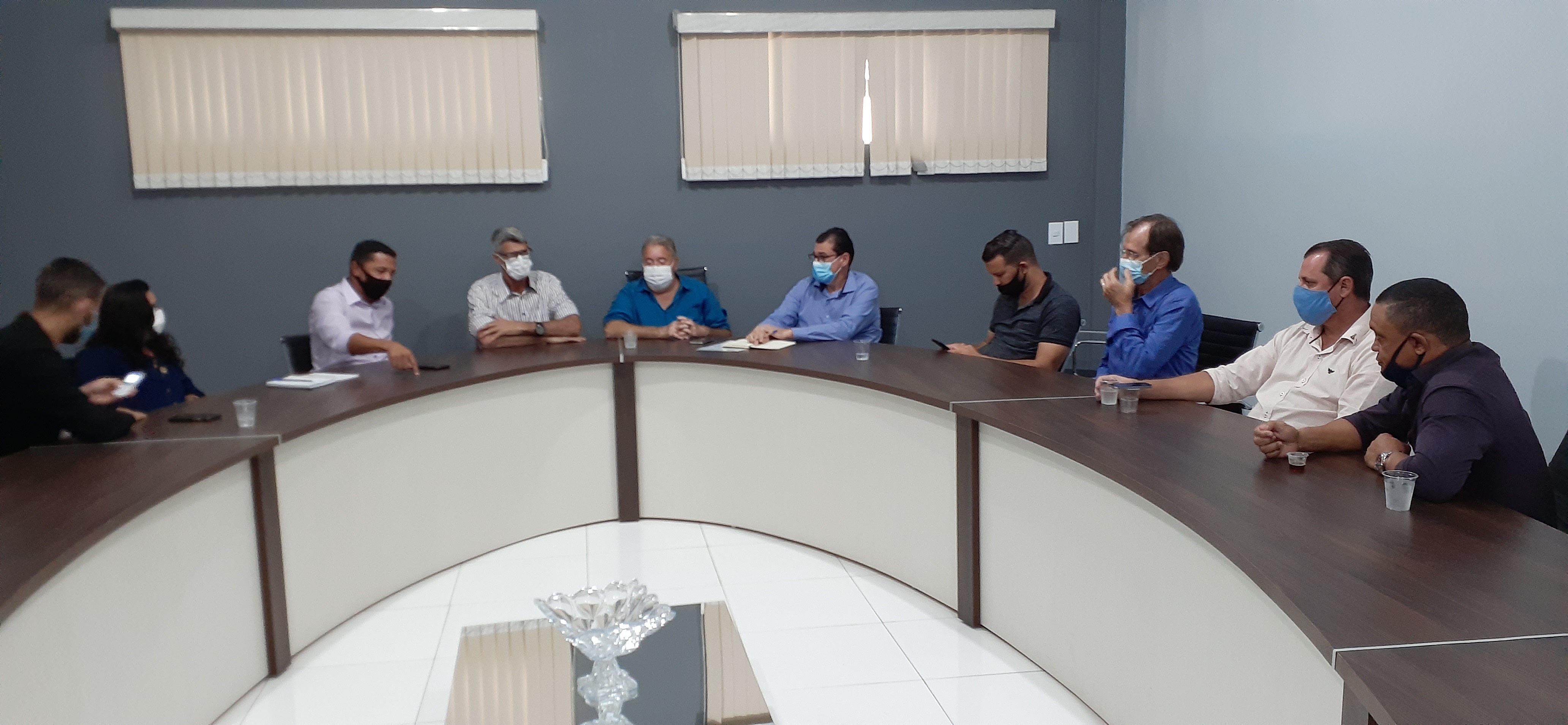 Vereadores se reúnem com o prefeito e o secretário de saúde para discutir ações contra a pandemia