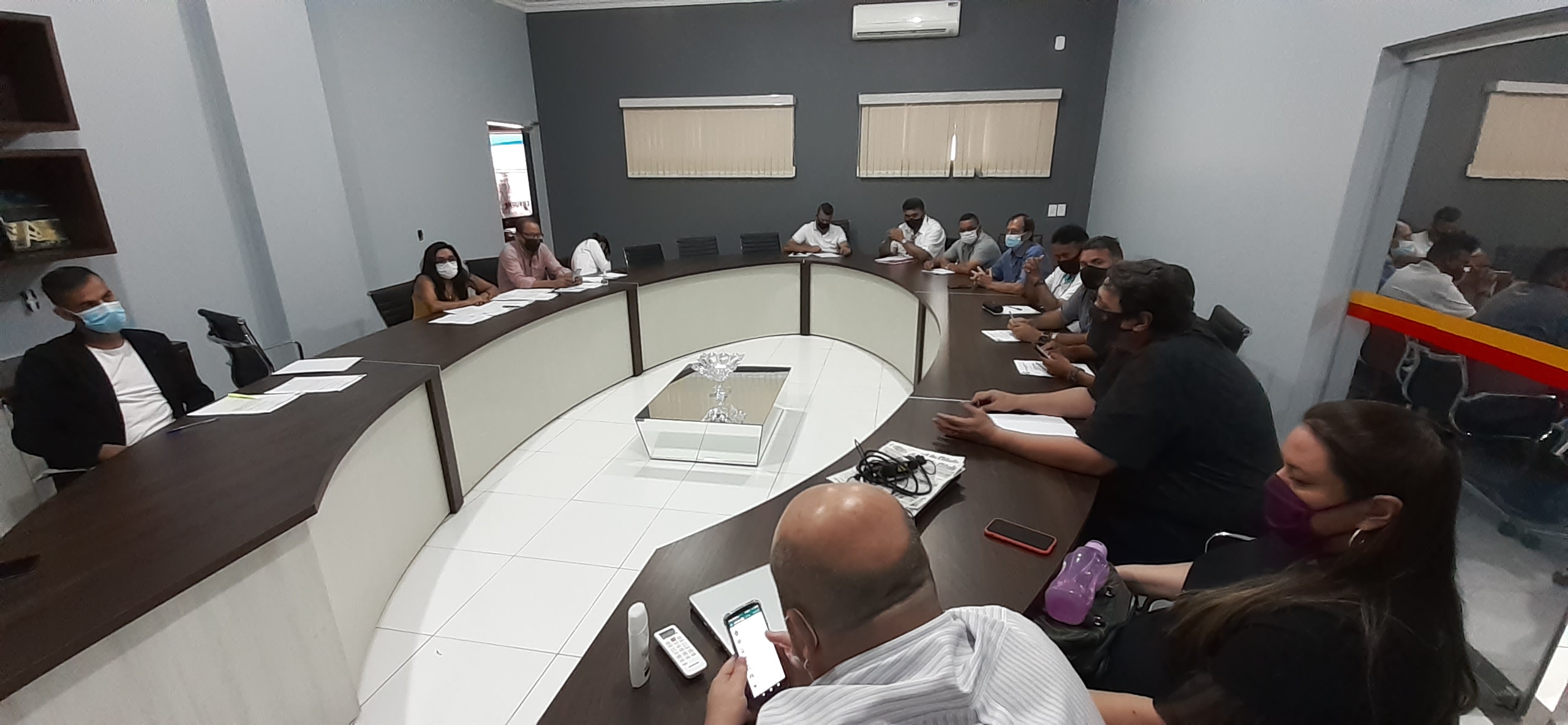 Vereadores se reúnem com procurador jurídico, Kleber Coutinho, para discutir projetos de lei do Executivo