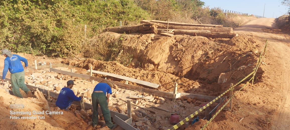 Vereadores Tuti e Ailton acompanham construção de galeria e rebaixamento de serra na 4ª Leste