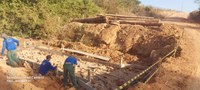Vereadores Tuti e Ailton acompanham construção de galeria e rebaixamento de serra na 4ª Leste