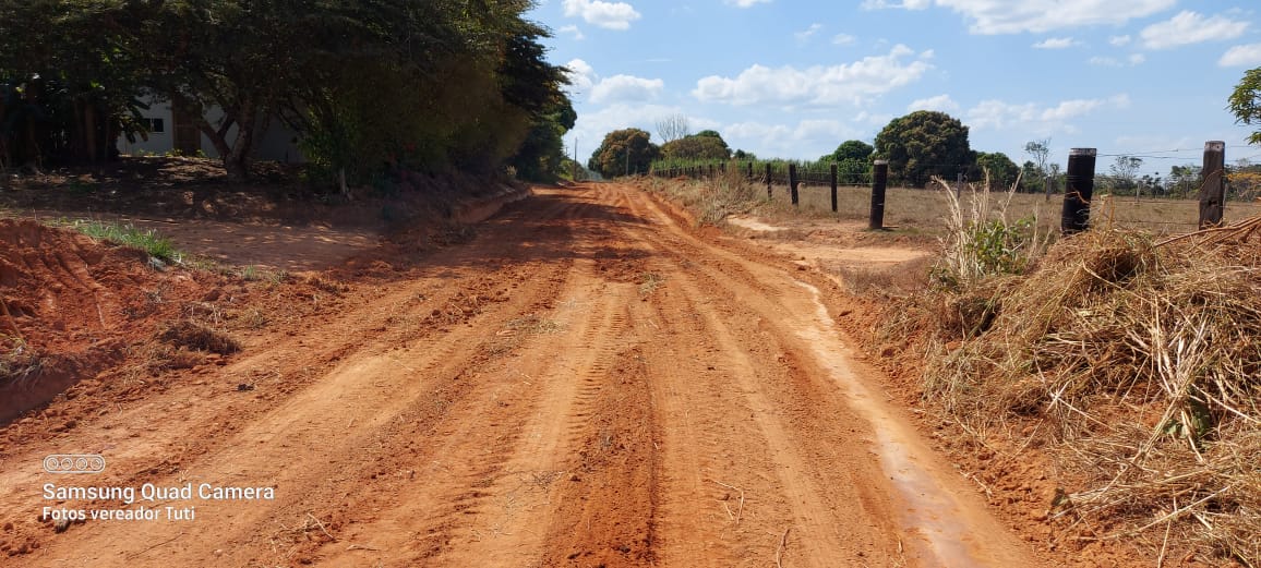 Vereadores Tuti e Ailton acompanham recuperação de vicinal na Comunidade Guadalupe