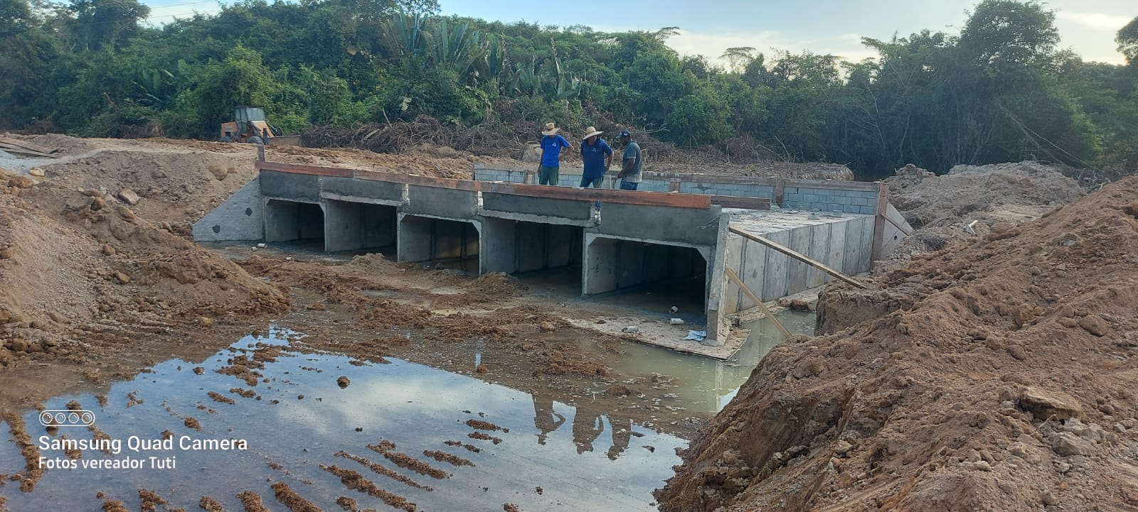 Vereadores Tuti e Ailton fiscalizam construção de galeria na 4ª Leste