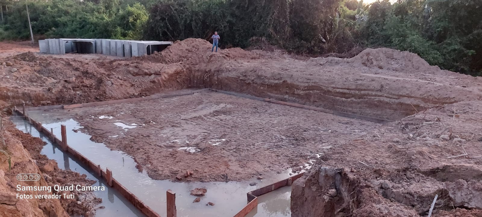 Vereadores Tuti e Ailton fiscalizam construção de galeria na vicinal 4ª Leste