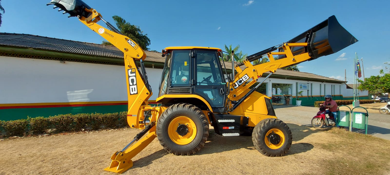 Vereadores Tuti e Ailton parabenizam o Executivo Municipal por adquirir uma retroescavadeira nova