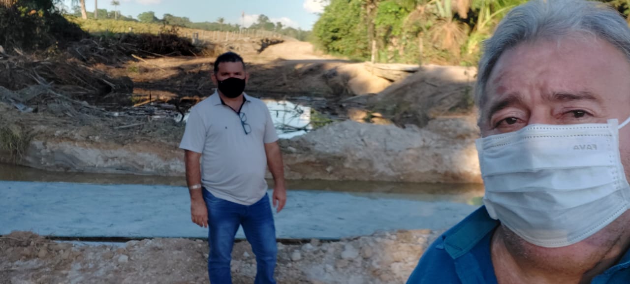 Vereadores Tuti e Ailton vistoriam construção de bueiro na Comunidade Santa Rita