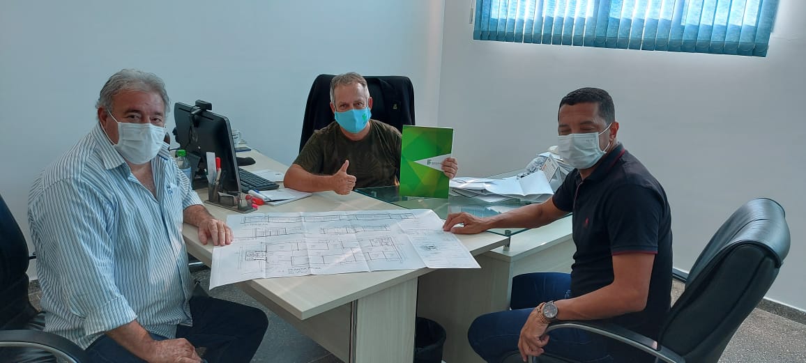 Vereadores Tuti e Claudinei se reúnem com diretor do IFMT