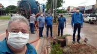 Vereadores Tuti e Francisco Ailton acompanham desentupimento de galeria pluvial