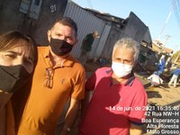 Vereadores vistoriam construção de calçada no Jardim Guaraná