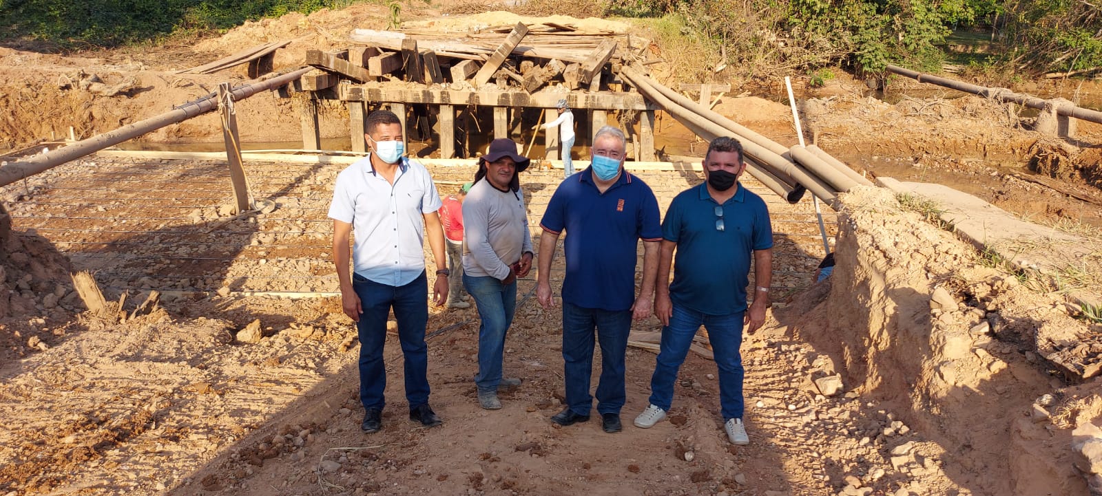 Vereadores vistoriam construção de galeria de aduelas no Bairro Boa Nova